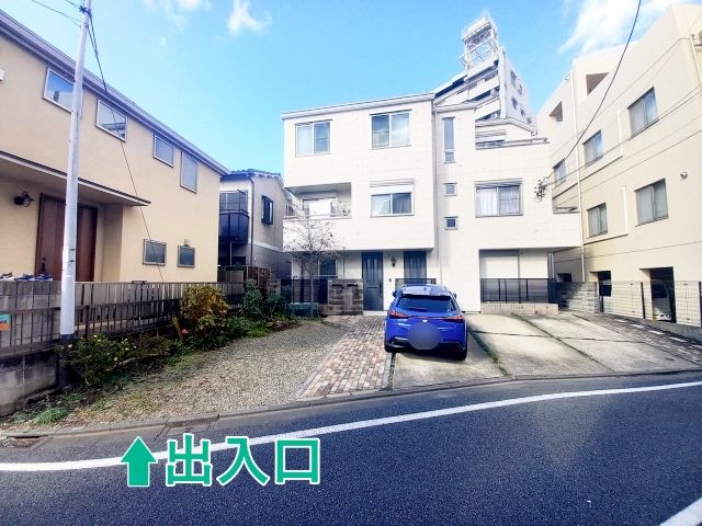 【前向き駐車必須】フラットユタカ_上馬5丁目 アキッパ駐車場の駐車場写真