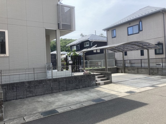 菅谷台1丁目 屋根付き 駐車場　左側の駐車場写真