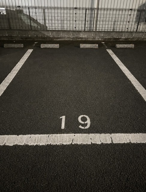 中津留２丁目1-18の駐車場写真