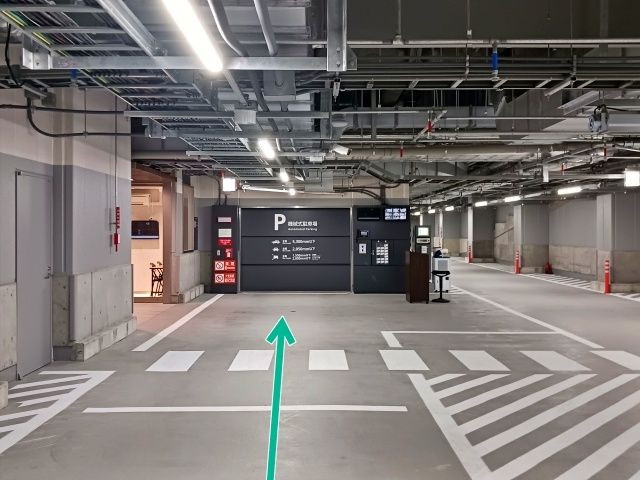 ミタマチテラス駐車場【平日 8:00~21:00 / ハイルーフ / EV充電付き】の駐車場写真