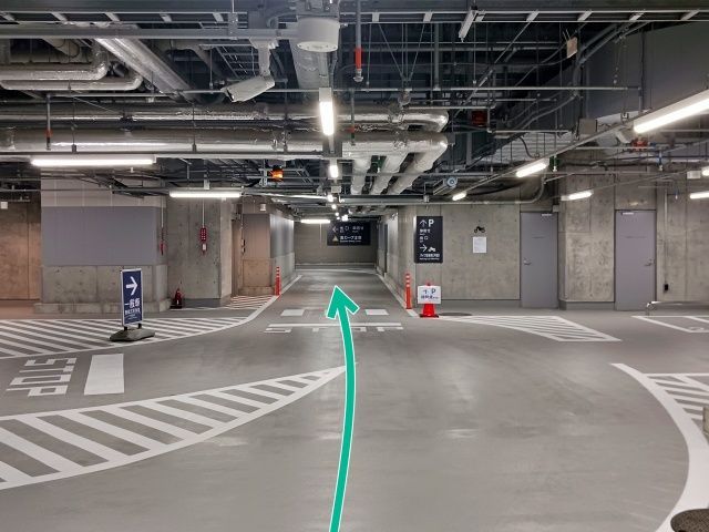 ミタマチテラス駐車場【平日 8:00~21:00 / ハイルーフ / EV充電付き】の駐車場写真