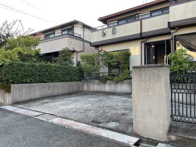 学園東町7丁目45-1駐車場（道路より向かって右、階段寄りバック時注意）の駐車場写真