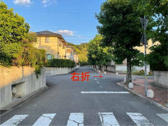 学園東町7丁目45-1駐車場（道路より向かって右、階段寄りバック時注意）の駐車場写真