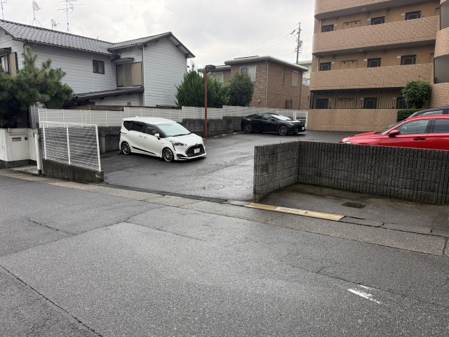 フルハウス八事の駐車場写真