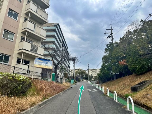 桃山台2丁 団地駐車場(5号棟付近)の駐車場写真