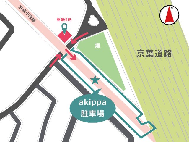 登録住所の向かいに駐車場入り口があります。ご参考ください。