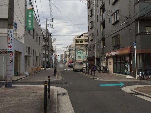 【道順1】南港通に出る手前の交差点を矢印方向の右折します。