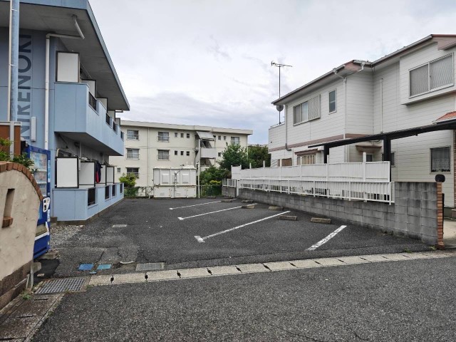 朝日ケ丘2丁目7-6駐車場の駐車場写真