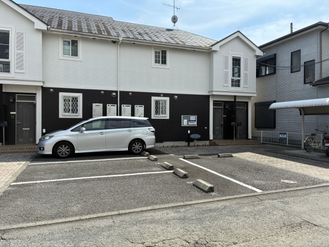 神奈川県秦野市若松町3-26(スィートプレイス)の駐車場写真
