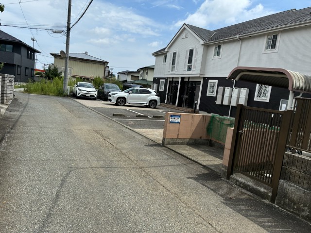 神奈川県秦野市若松町3-26(スィートプレイス)の駐車場写真