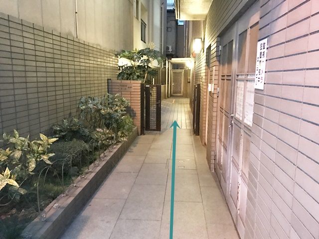 門は常に開いています。通路は人が通るので、通行の妨げにならないように駐車してください。