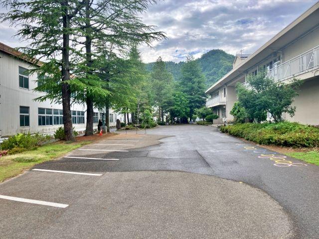 P4 信州新町小中学校駐車場 15:00〜23:00の駐車場写真