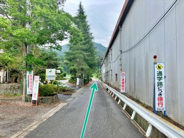P4 信州新町小中学校駐車場 15:00〜23:00の駐車場写真