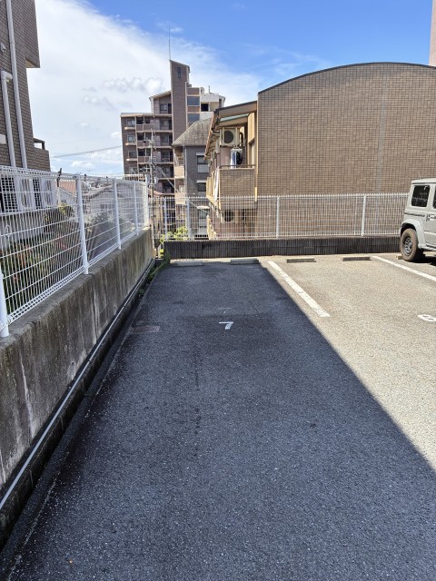 上山手町24-26駐車場の駐車場写真
