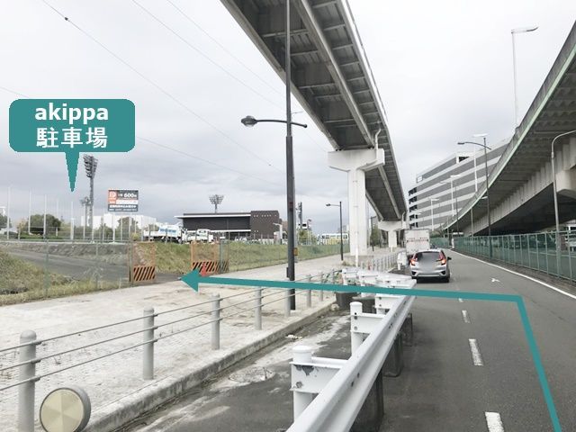矢印の方向へ進入口がございます。