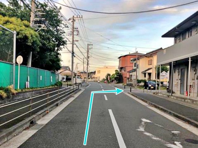 この角を曲がった先、右手に駐車場入り口が見えます