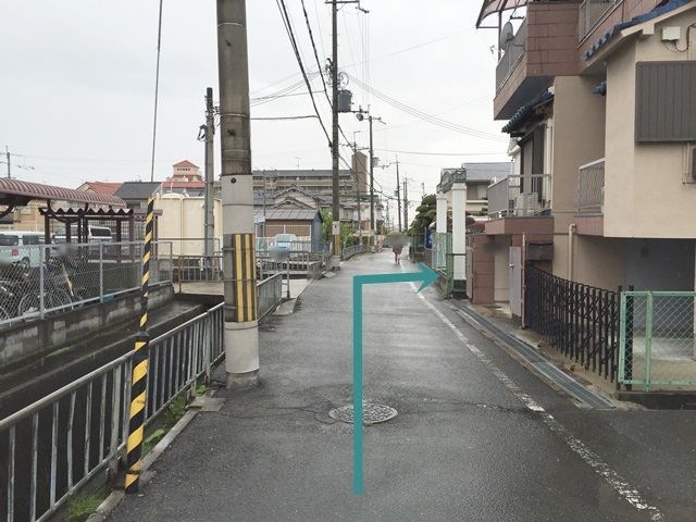 【道順8】しばらく直進していただくと、右手にご利用駐車場がございます。