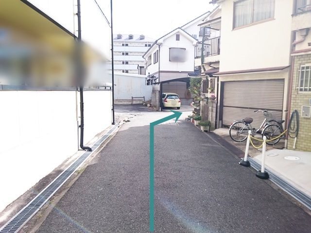 【道順4】道なりに直進してください。