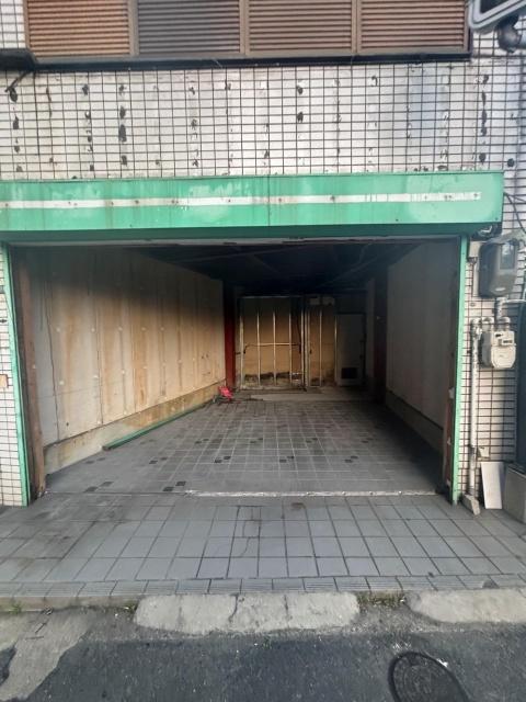 池田旭町交差点 屋根付き駐車場（少し停めにくいです）の駐車場写真