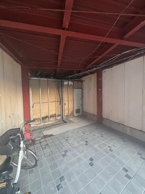 池田旭町交差点 屋根付き駐車場（少し停めにくいです）の駐車場写真