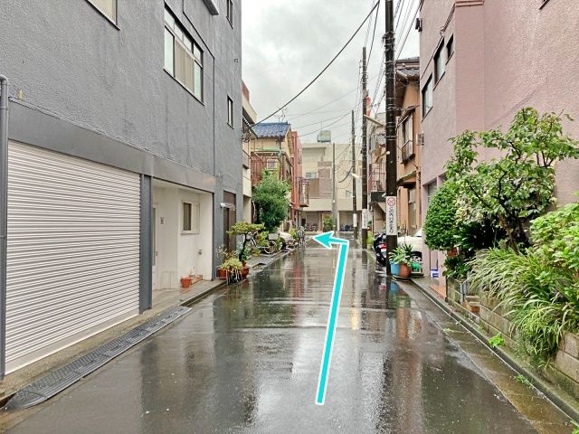 突き当たり左手が駐車場です