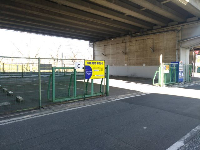 【道順5】駐車場出入口の写真です。ご予約時のスペースに駐車してください。