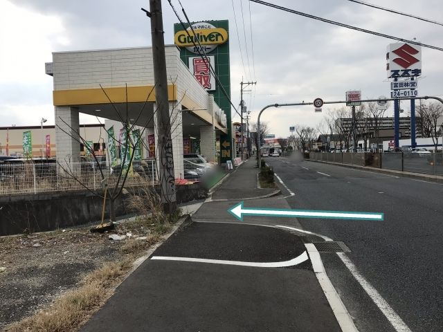 ガリバー手前を左折し20m先右側に駐車場があります