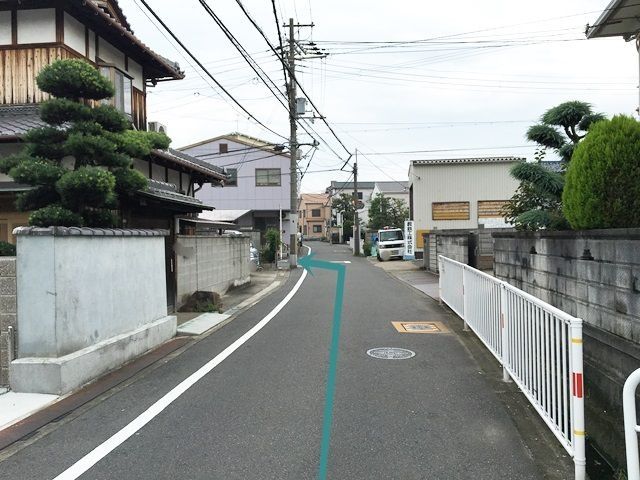 【道順2】右折後、直進して1つ目のT字路を「左折」してください。.jpg