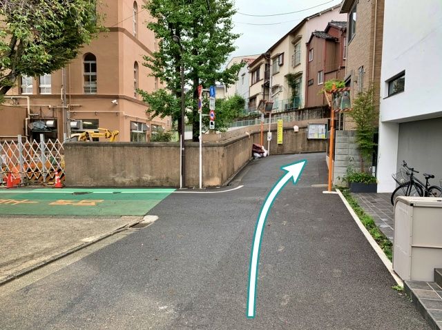 周辺道路狭いので、学校側からお越しください