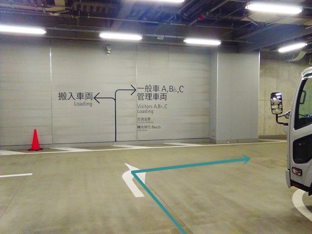 【道順5】突き当りを「右折」してください。