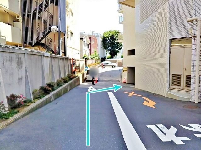 立体駐車場入口へ向かいます