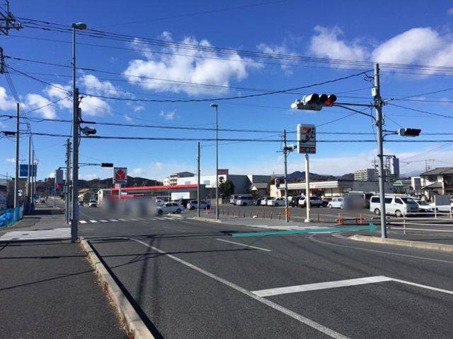 【道順1】鹿沼街道を宇都宮方面から古峰ヶ原方面に向かい、JR日光線のガード下をくぐり、300メートル位先セブンの信号右折して下さい。