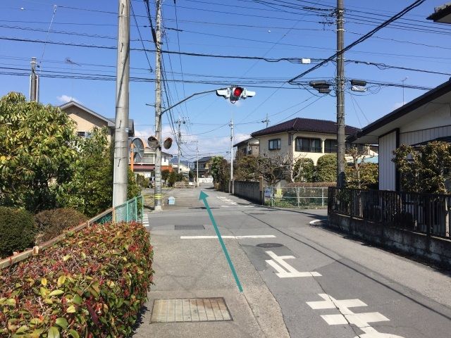 【道順2】道なりに進むと、点滅信号があるので、一時停止後、直進10メートル先左側です。