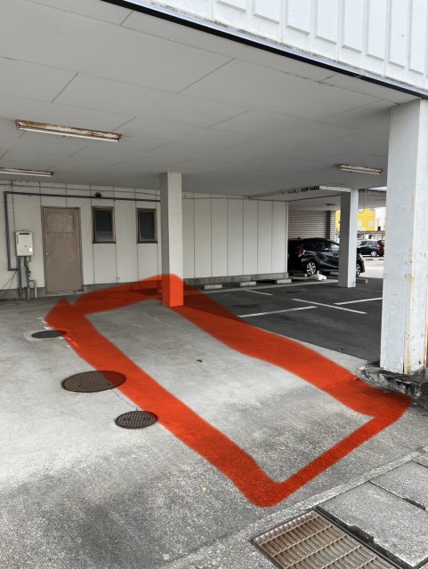 リスボア39駐車場　屋根付　勝手口ドア開閉配慮とエアコン排水ドレインにご留意願いますの駐車場写真