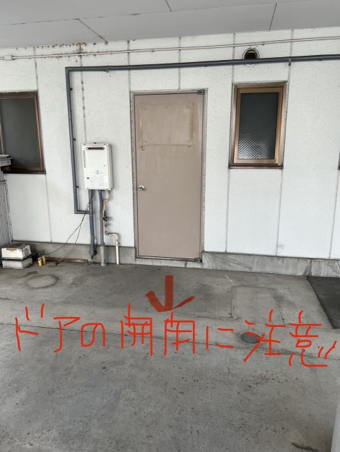 リスボア39駐車場　屋根付　勝手口ドア開閉配慮とエアコン排水ドレインにご留意願いますの駐車場写真