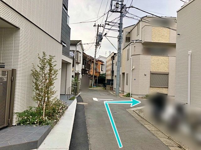 少し先を右に曲がってください。