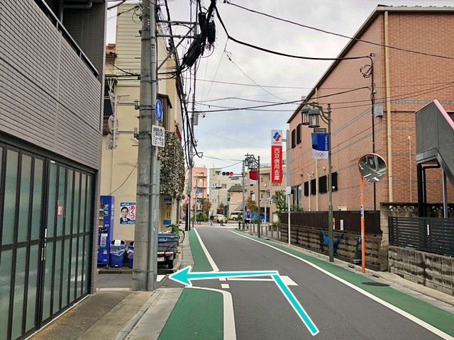 その先を左に曲がってください。道が狭いので十分にお気をつけください。
