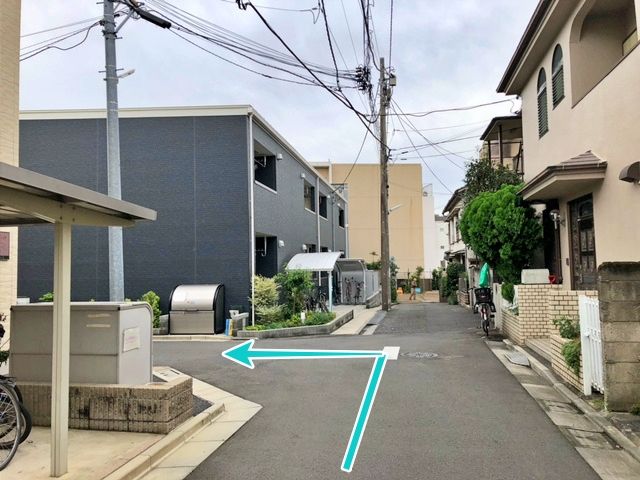 すぐ先を左に曲がってください。
