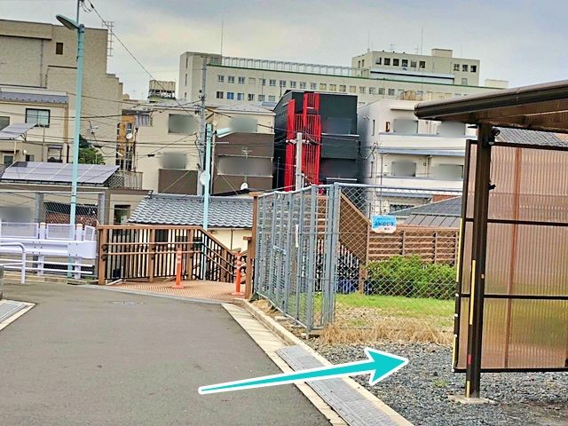 右手に当駐車場がございます。