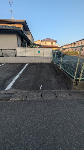 津島駅から5分、愛昇殿から北へ50m、道路沿いの駐車場写真