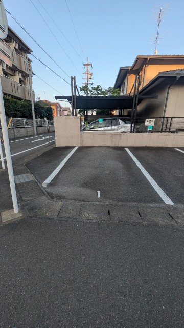 津島駅から5分、愛昇殿から北へ50m、道路沿いの駐車場写真