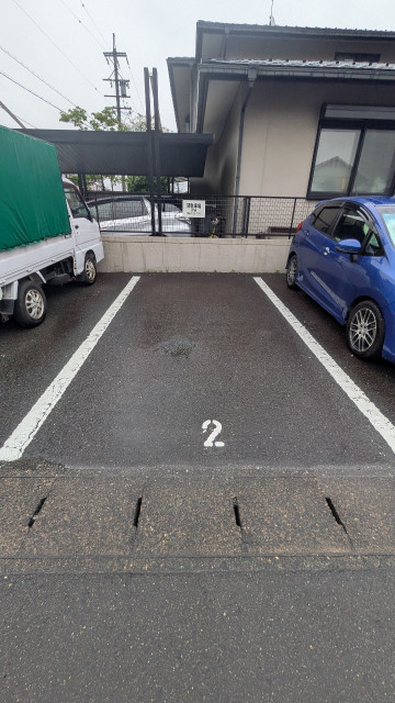 津島駅から5分、愛昇殿から北へ50m、道路沿いの駐車場写真