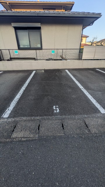 津島駅から5分、愛昇殿から北へ50m、道路沿いの駐車場写真