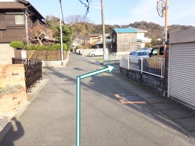 2.左折後、直進すると右手に駐車場入口(※駐車場が密集しているため区画図要確認!)