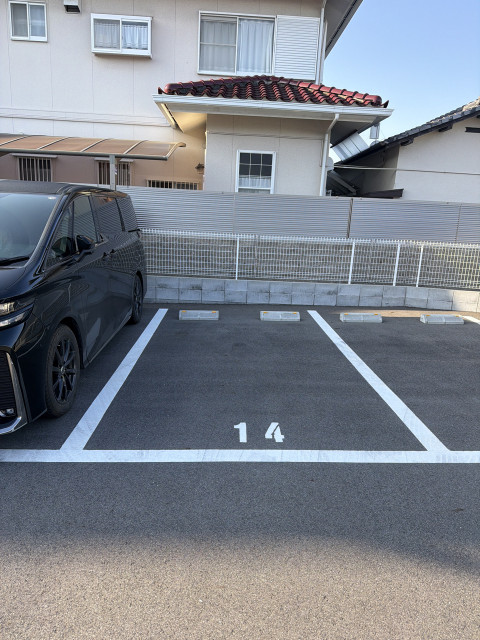 太秦緑が丘17-20駐車場の駐車場写真