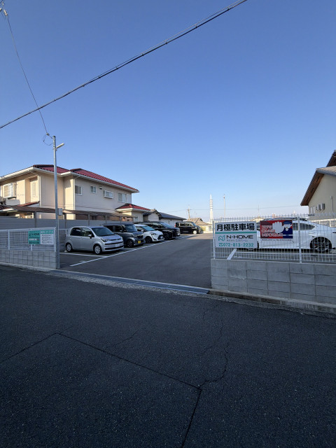 太秦緑が丘17-20駐車場の駐車場写真