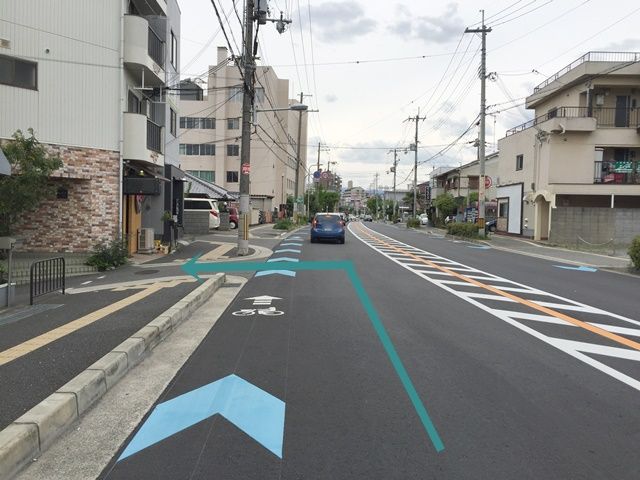 【道順1】府道99号線を阪急宝塚線方面から阪神高速方面へ向かって「西」へと進み、「岡町交差点」から2つ目の道を「左折」してください。