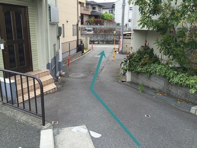 【道順2】府道99号線から左折後、急な勾配となっておりますので、注意して直進してください。