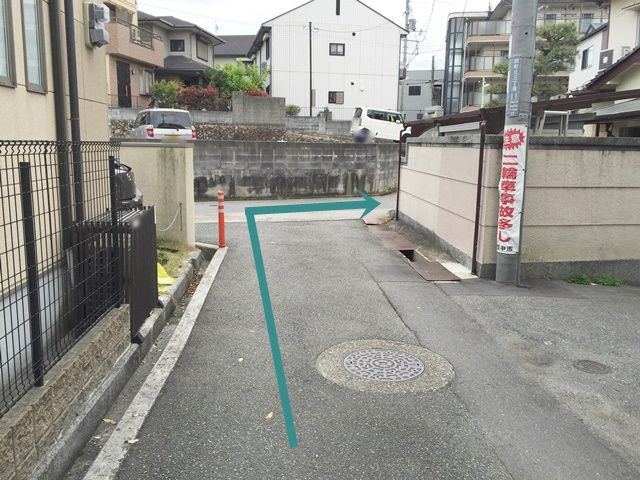 【道順3】突き当りのT字路を「右折」してください。