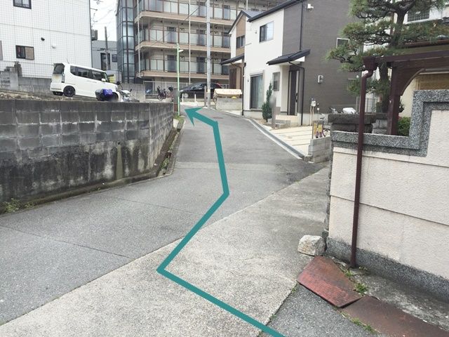 【道順4】T字路を右折後、道なりに直進してください。